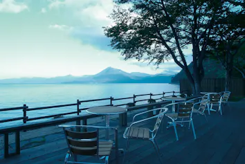 深い森と神秘の湖に癒される絶景温泉宿