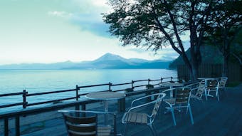 深い森と神秘の湖に癒される絶景温泉宿