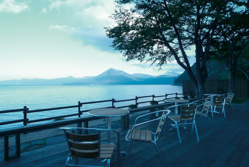 深い森と神秘の湖に癒される絶景温泉宿