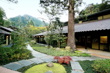 日本最古の温泉地に鎮座する全室離れの宿