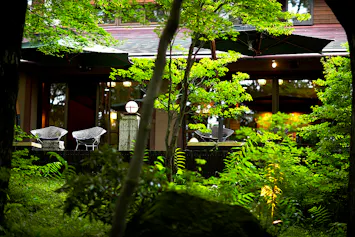 由緒ある温泉に癒やされる和風モダンなリトリート