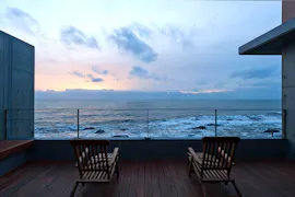 海と空の碧に包まれて、 身も心も素顔に帰れるモダン旅館