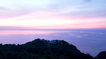地球の営みを感じ、自然に寄り添う大人宿