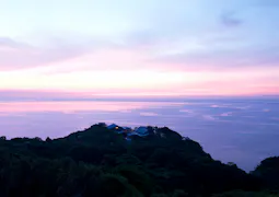 地球の営みを感じ、自然に寄り添う大人宿