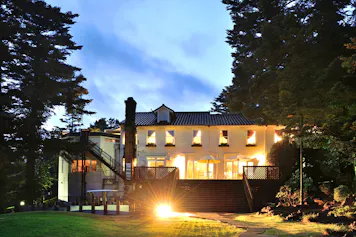 広大な庭園と正統フレンチでもてなす 愛犬家にも優しい全スイートオーベルジュ