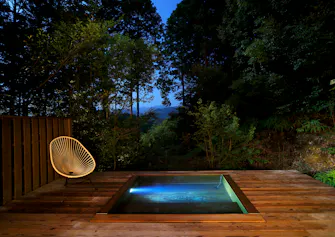 ひと山にわずか11の離れを配した森の宿