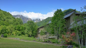 名峰・谷川岳に手が届きそう!全室露天風呂付きの絶景癒し宿