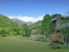 名峰・谷川岳に手が届きそう！全室露天風呂付きの絶景癒し宿