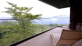 黄金色の自家源泉を贅沢に味わう、全室露天風呂付の宿