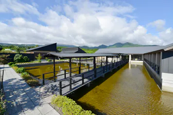 歴史息づく名湯の里で和と洋の調和が醸す極上の非日常＆プライベート感に癒される