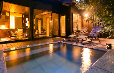 修善寺の奥に佇むモダンな隠れ宿で豊かな自然と３つの源泉、美食に満たされる