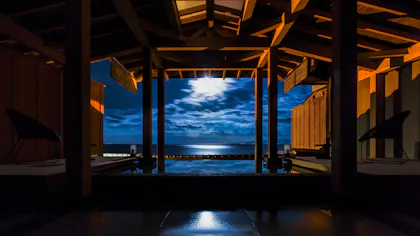 月が水面に美しく輝く全室オーシャンビューの宿