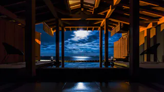 月が水面に美しく輝く全室オーシャンビューの宿