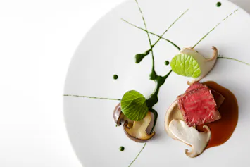 心休まる絶景やくつろぎの空間の中で 思う存分、その土地の美食に耽れる宿3選