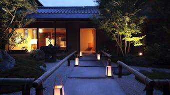 回遊式庭園と一体となった、華族の別邸宿