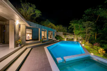 プライベートプールのある、亜熱帯の森のハイグレードリゾート