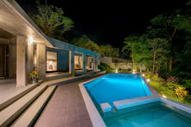 プライベートプールのある、亜熱帯の森のハイグレードリゾート