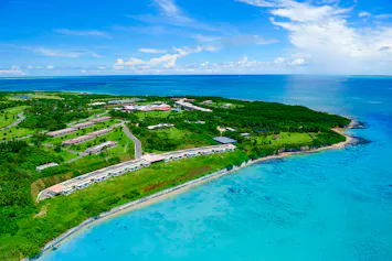 世界屈指の珊瑚礁と星空が待ち受ける新鮮な喜びと癒しに満ちた島リゾート