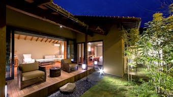 昔ながらの温泉街をラグジュアリーに楽しめる宿
