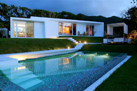 わずか5棟のオールスイートプールヴィラで 沖縄離島の絶景夕暮れを独り占め