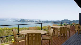 鳴門海峡を眼下に望む 森の中のオアシス