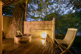 足元から湧く湯に酔う、温泉ファン垂涎の宿