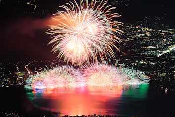 間近で感動！お部屋で諏訪湖の花火が楽しめる宿4選