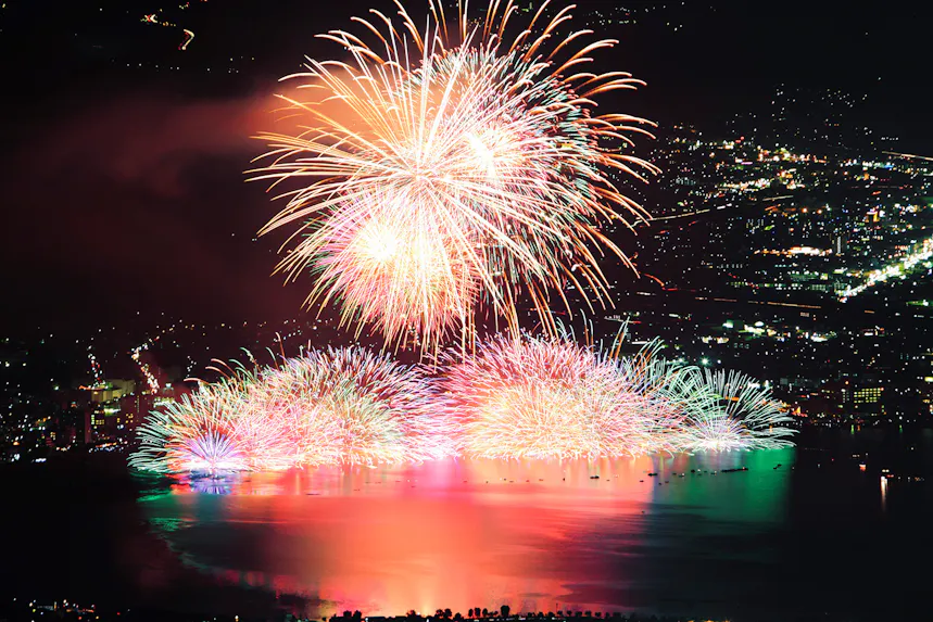 間近で感動！お部屋で諏訪湖の花火が楽しめる宿4選