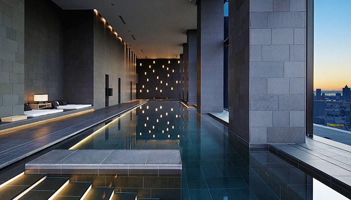 優雅なバカンスを ラグジュアリー感漂う都内ホテルのプール4選 一休コンシェルジュ 優雅なバカンスを ラグジュアリー感漂う都内ホテルのプール4選 一休コンシェルジュ