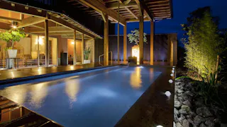 驚くほど広い貸切風呂で贅沢を独り占めする