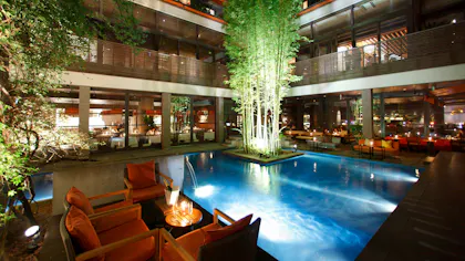 博多の街中リゾートでロマンチックなおこもりステイ