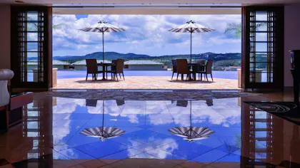 日本最大級のプライベートプールを独り占め