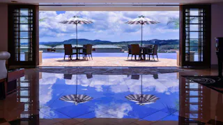 日本最大級のプライベートプールを独り占め