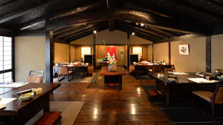 ジャズに美食、大人時間を過ごす松本民芸の宿