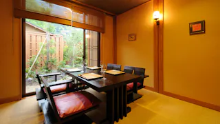 旅先の離れで、出来立て熱々料理を味わう