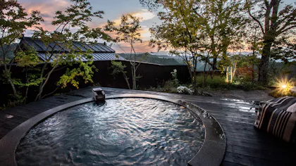 贅を尽くした露天風呂で心をほぐす、黒川温泉の離れ宿