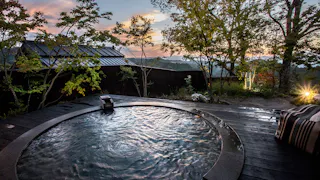 贅を尽くした露天風呂で心をほぐす、黒川温泉の離れ宿