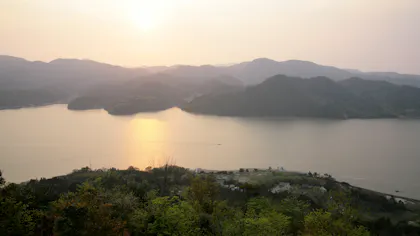 山と海に囲まれた景勝地で暮らすように泊まる