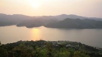 山と海に囲まれた景勝地で暮らすように泊まる