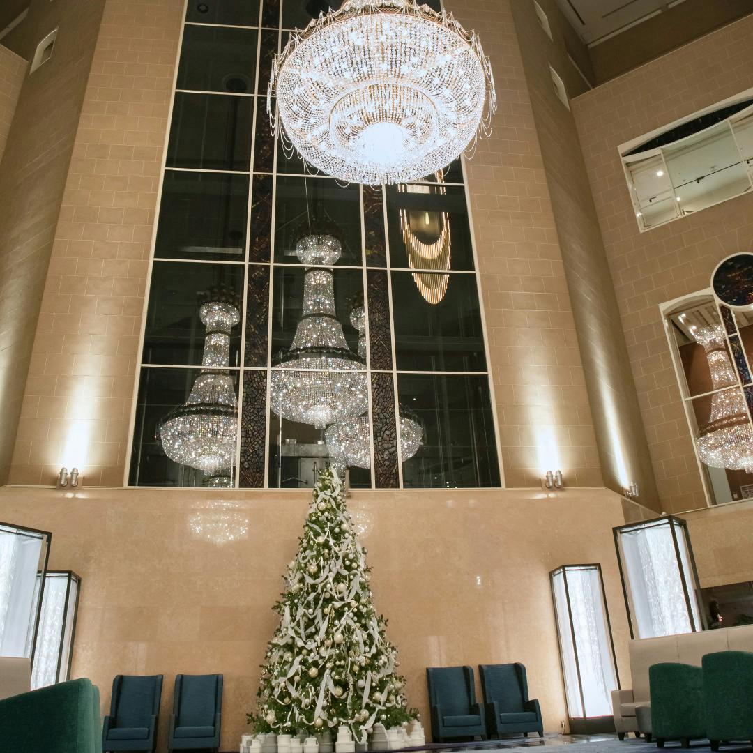 頭上に輝く豪華なシャンデリア 一休コンシェルジュ