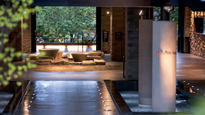 森と水の力に癒される 湖畔の温泉リゾートホテル