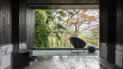 伝統とダンディズムが融合した森の別邸へ