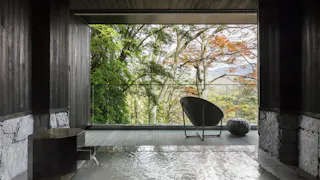 伝統とダンディズムが融合した森の別邸へ