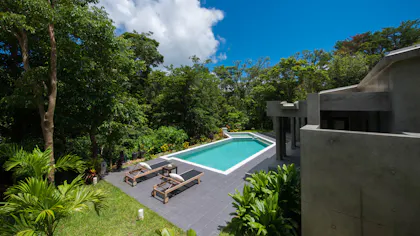 “沖縄の森”に抱かれたラグジュアリーホテル