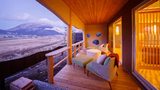 由布岳と「ななつ星」に癒される3室のみのヴィラ