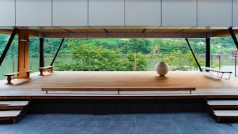 神通川のほとりに佇むアートホテル