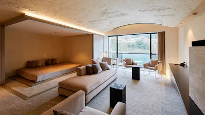 神通川のほとりに佇むアートホテル