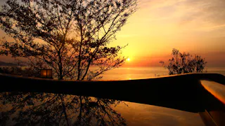 海に沈む夕陽と幻の蟹の美味に酔いしれる