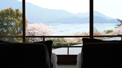 宮島を眼下に日本庭園と温泉でくつろぐ贅沢