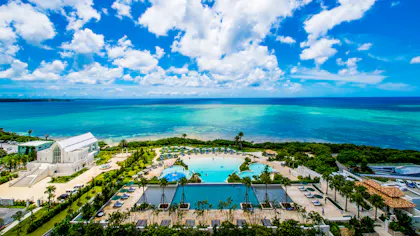 海を一望！プールが自慢の沖縄リゾート特集